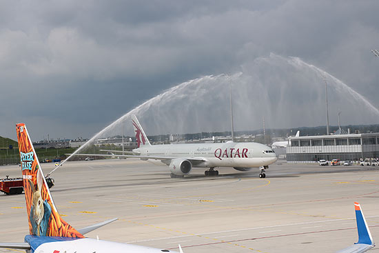 Wassertaufe für die Qatar Airways 770-300ER mit Qsuite auf dem Münchner Flughafen (©Foto: Martin Schmitz)